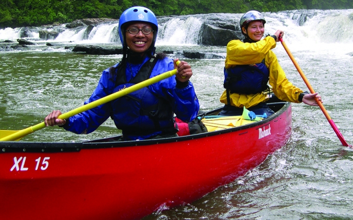 canoeing outdoor adventure program